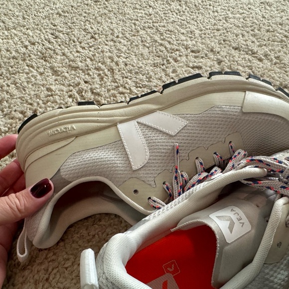 Veja sneakers in a neutral cream color - Picture 4 of 7